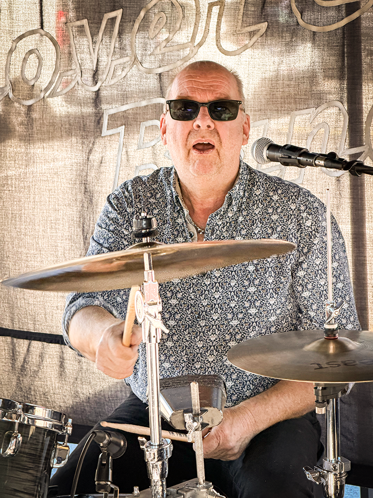Bandet spelar live på scen under Allegios sommarfest