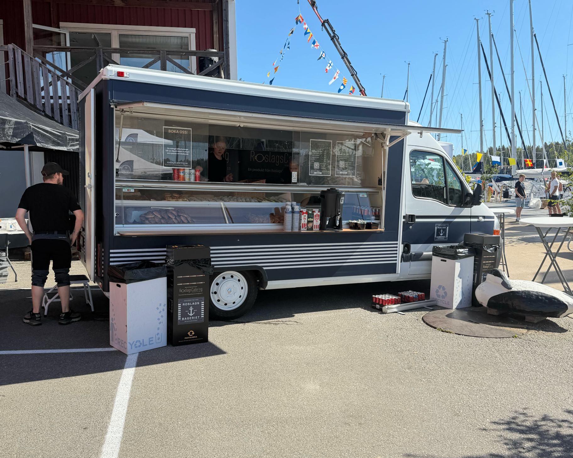 Food trucken serverar i hamnen — kaffe, fika och servering vid båtklubben
