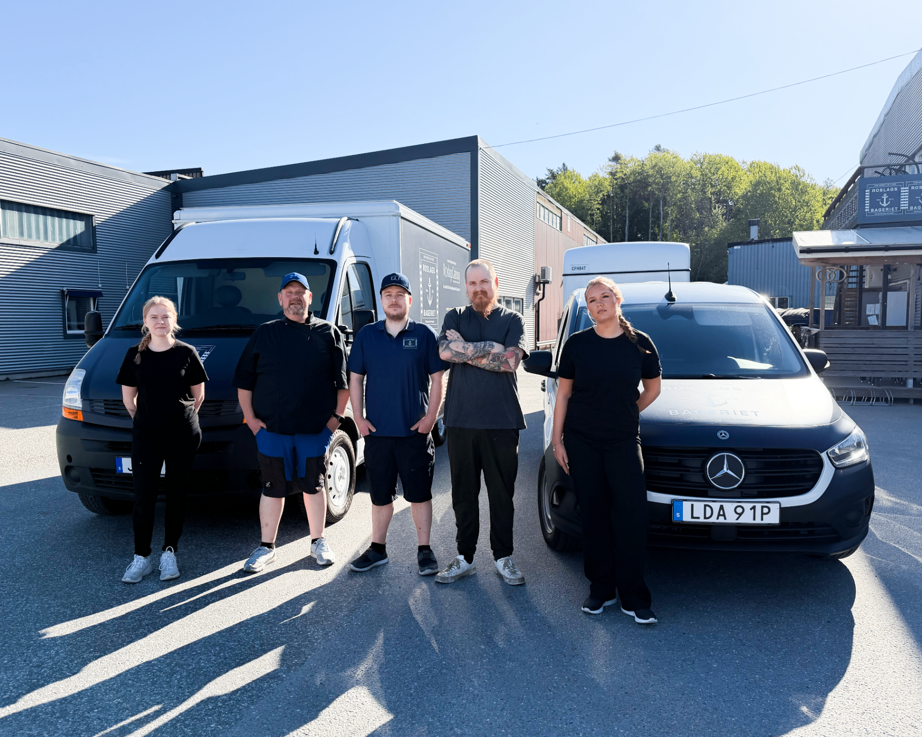 Teamet bakom RoslagsCatering framför food trucken och leveransbilarna